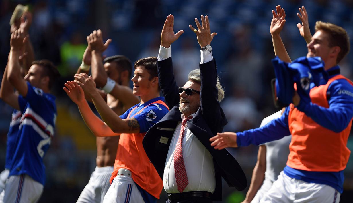 Presiden Sampdoria, Massimo Ferrero, bersama pemainnya merayakan kemenangan atas AC Milan pada laga Serie A Italia di Stadion Luigi Ferraris, Genoa, Minggu (24/9/2017). Sampdoria menang 2-0 atas Milan. (AFP/Filippo Monteforte)