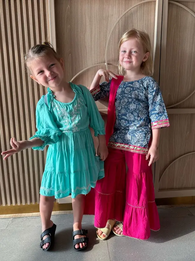 6 Gaya Menggemaskan Kedua Putri Marissa Nasution yang Punya Warna Mata Biru, Cantik dalam Balutan Kebaya hingga Dress