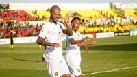 David da Silva merayakan gol bersama Osvaldo Haay pada laga PS Tira vs Persebaya di Stadion Sultan Agung, Bantul, Jumat (13//4/2018). (Bola.com/Ronald Seger Prabowo)