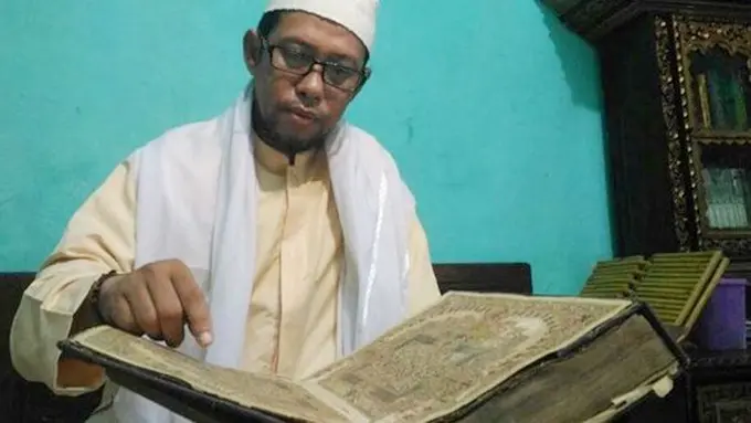 Andi sedang membaca Al-Quran berlapis emas | Copyright by ©2017 merdeka.com/irwanto