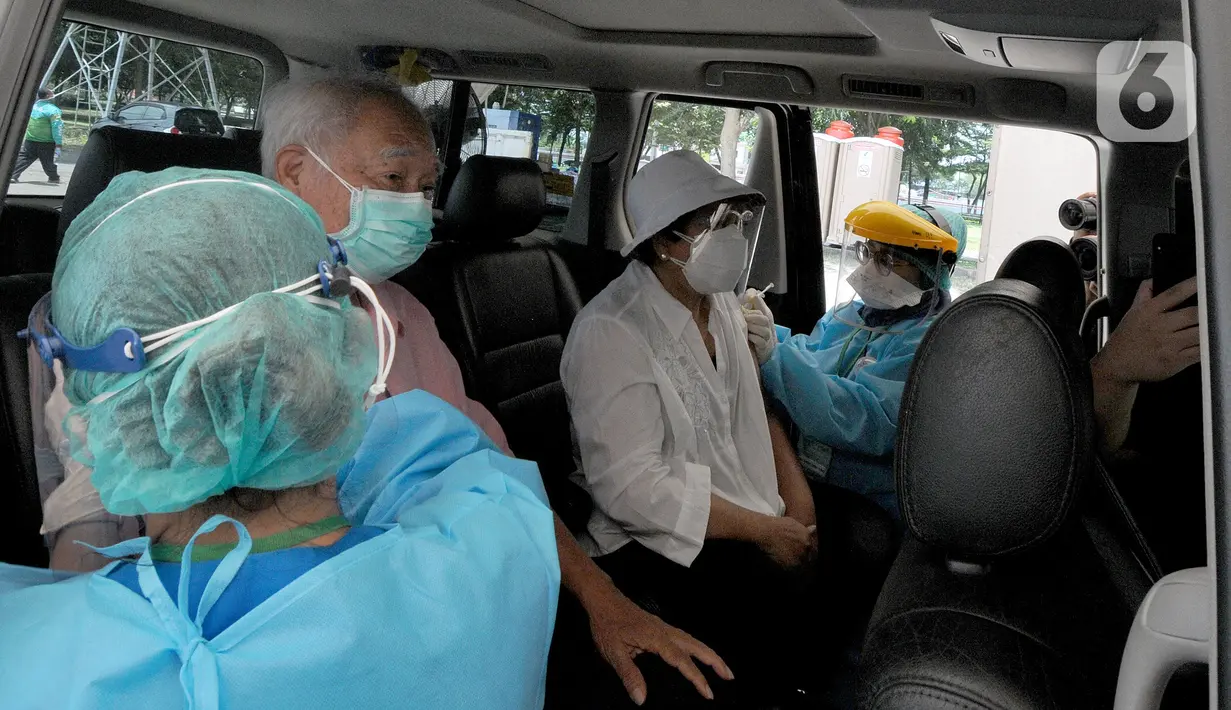Paramedis menyuntikkan vaksin COVID-19 kepada lansia saat vaksinasi secara drive-thru di ICE BSD, Tangerang, Banten, Sabtu (13/3/2021). Vaksinasi ini diselenggarakan atas kerja sama Pemerintah Kota Tangsel dan perusahaan jasa angkutan online. (merdeka.com/Arie Basuki)