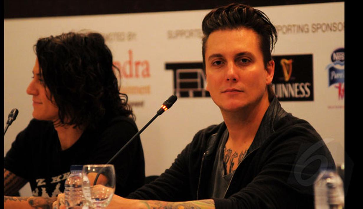 Kelompok musik Avenged Sevenfold (A7X) melakukan sesi jumpa pers jelang konser Asia Tour 2015 di Jakarta, Sabtu (17/1/2015). Avenged Sevenfold dijadwalkan beraksi di Parkir Timur Senayan, Jakarta, 18 Januari mendatang. (Liputan6.com/Faisal R Syam)