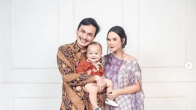 6 Potret Kenkulus Bareng Orang Tuanya, Bayi Ajaib Disebut Reinkarnasi Albert Einstein