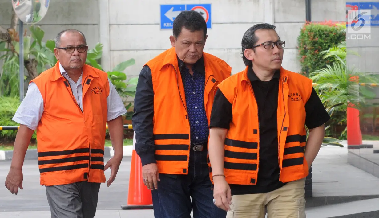 Tersangka korupsi Sekda Kota Dumai Muhammad Nasir (kiri), Wali Kota Pasuruan Setiyono (tengah) dan Kasi Permukiman Kemenkeu Yaya Purnomo tiba di Gedung KPK, Jakarta, Jumat (21/12). Ketiganya akan diperiksa dalam kasus berbeda. (Merdeka.com/Dwi Narwoko)