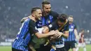 Pemain Inter Milan merayakan gol yang dicetak oleh  Mauro Icardi ke gawang AC Milan pada laga Serie A Italia di Stadion Giuseppe Meazza, Milan, Minggu (15/10/2017). Inter Milan menang 3-2 atas AC Milan. (AP/Antonio Calanni)