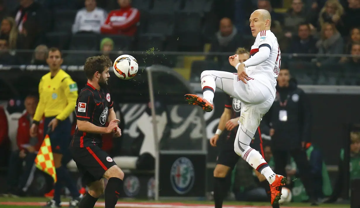 Pemain Eintracht Frankfurt Marc Stendera (kiri) berebut bola dengan pemain Bayern Munchen Arjen Robben pada Bundesliga di Commerzbank-Arena, Frankfurt, Sabtu (31/10/2015) dini hari WIB. (REUTERS/Kai Pfaffenbach) 