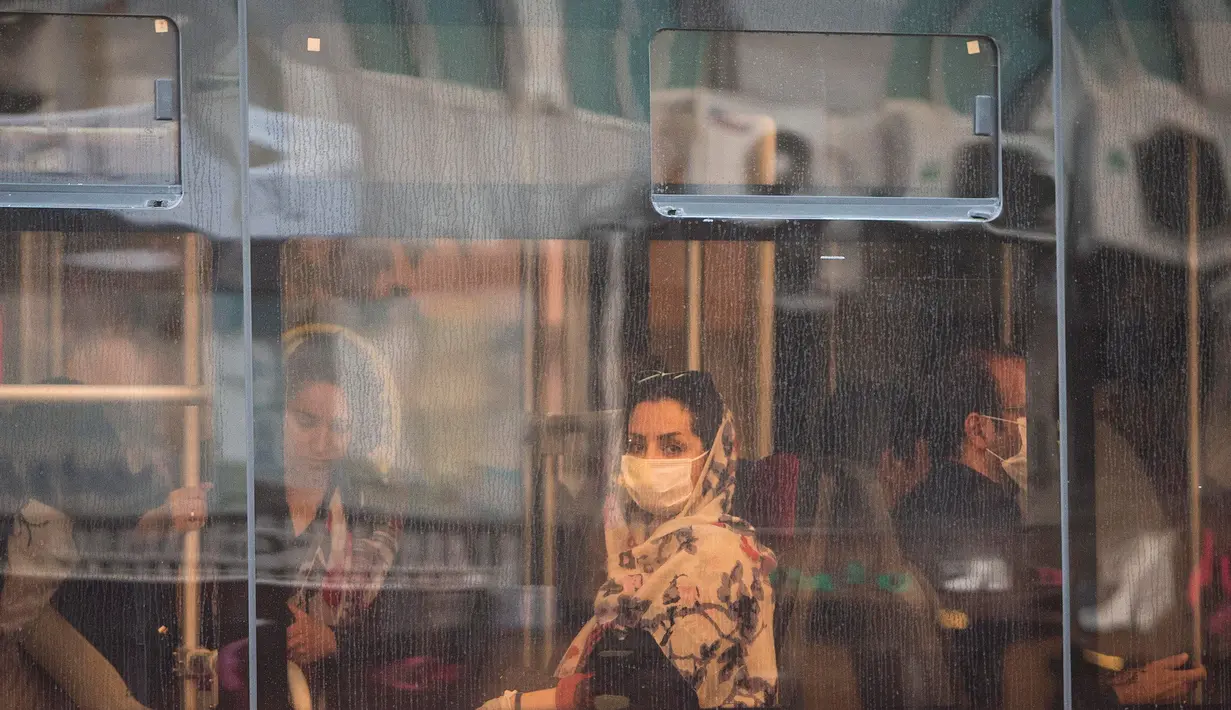 Seorang wanita dengan masker menaiki bus di pusat Kota Teheran, 28 Juni 2020. Presiden Iran Hassan Rouhani pada Minggu (28/6) mengatakan mengenakan masker di tempat umum akan menjadi wajib mulai pekan depan di tengah meningkatnya kasus dan kematian akibat COVID-19. (Xinhua/Ahmad Halabisaz)