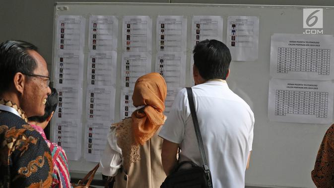 Sejumlah Capim KPK melihat daftar nama di Pusdiklat Kemensetneg, Jakarta, Minggu (28/7/2019). Tes psikologi ini diikuti oleh 104 peserta setelah melalui proses seleksi pada tes administrasi. (Liputan6.com/Herman Zakharia)