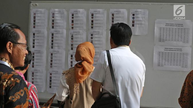 Sejumlah Capim KPK melihat daftar nama di Pusdiklat Kemensetneg, Jakarta, Minggu (28/7/2019). Tes psikologi ini diikuti oleh 104 peserta setelah melalui proses seleksi pada tes administrasi. (Liputan6.com/Herman Zakharia)