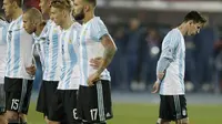 Ekspresi kesedihan Lionel Messi setelah kalah adu penalti melawan Cile. (AP Photo/Ricardo Mazalan)