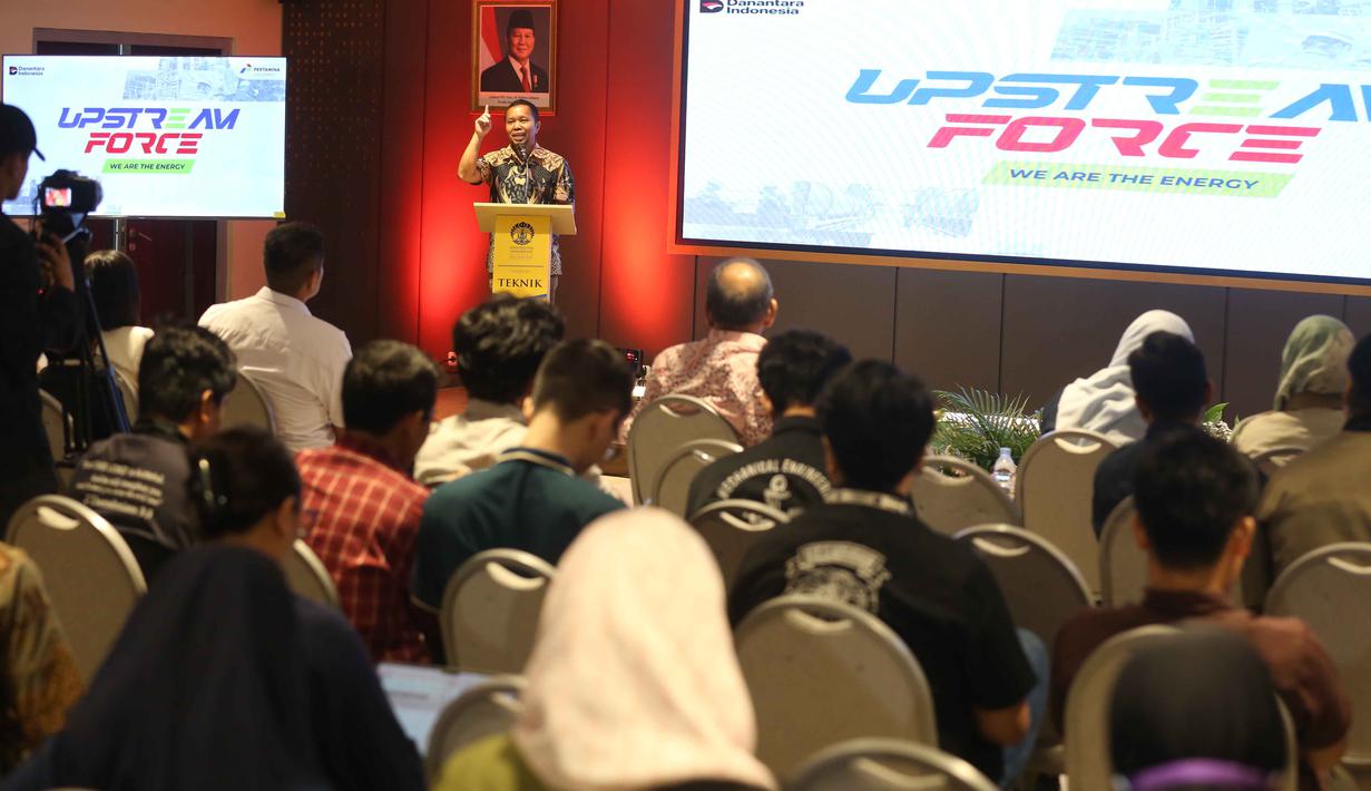 Chief Content Officer (CCO) Kapanlagi Youniverse (KLY), Wenseslaus Manggut memberi sambutan jelang seminar Upstream Force We Are The Energy di Auditorium Lantai 2 Gedung Interdisciplinary Engineering Fakultas Teknik Universitas Indonesia (IDE FTUI), Depok, Jawa Barat, Selasa (4/11/2025). Acara ini juga mendorong generasi muda untuk menjadi pengubah arah dalam industri energi Indonesia. (Liputan6.com/Helmi Fithriansyah)