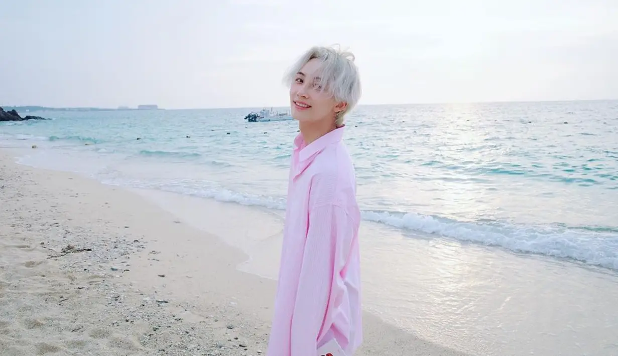 Jeonghan sendiri beberapa kali sempat mengubah warna rambutnya. Ia juga pernah tampil dengan rambut berwarna putih yang membuatnya terlihat menawan. (Liputan6.com/IG/@jeonghaniyoo_n)