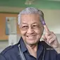 Mahathir ketika memilih di Pemilu Malaysia 2022. Partainya kalah telak. Dok: Jabatan Penerangan Malaysia via Facebook resmi Dr. Mahathir bin Mohamad