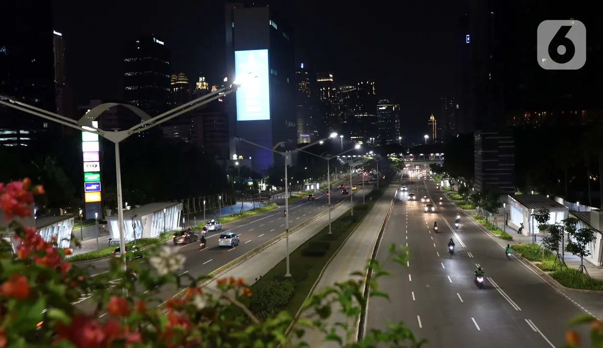 Suasana arus lalu lintas di Jalan Jenderal Sudirman, Jakarta, Selasa (22/4/2020). Gubernur DKI Jakarta, Anies Baswedan resmi memperpanjang masa penerapan Pembatasan Sosial Berskala Besar (PSBB) di Jakarta hingga 22 Mei 2020 mendatang. (Liputan6.com/Helmi Fithriansyah)