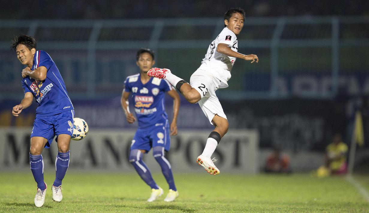 Pemain Bali United, Bayu Gatra menjauhkan bola dari pemain Arema Cronus pada laga perempat final Piala Presiden di Stadion Kanjuruhan, Malang, Sabtu (19/9/2015). (Bola.com/Vitalis Yogi Trisna)