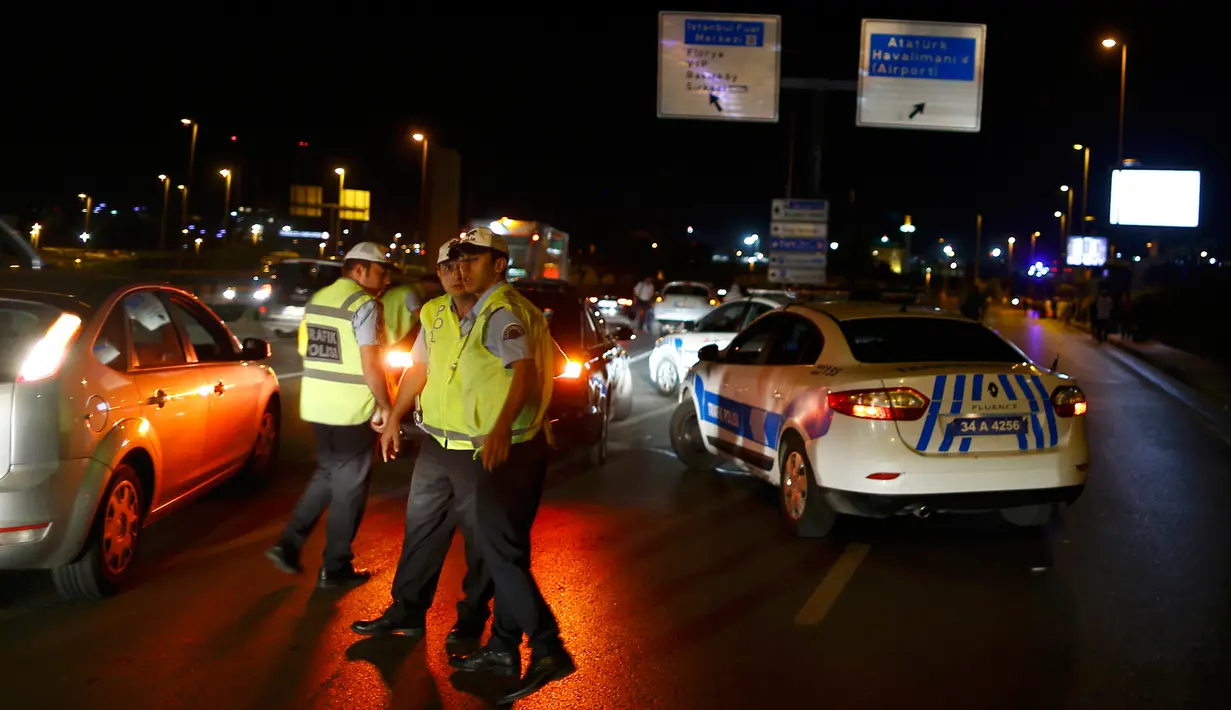 Petugas memblokir jalan masuk menuju Bandara Atarturk, Istanbul, Turki, setelah serangan bom, Selasa (28/6). Sedikitnya 36 korban dan tiga pengebom bunuh diri tewas sementara ratusan lainnya terluka dalam serangan teror tersebut. (REUTERS/Osman Orsal)