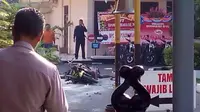 Polisi mengungkap sepak terjang bomber Solo. Sementara pemakaman seorang korban bom bunuh diri di Irak dihadiri ratusan orang.