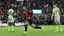 Gol Eli Junior Kroupi sempat dibalas oleh gol Erling Haaland. Namun, The Cityzens terlambat karena sudah memasuki menit injury time untuk membalikkan keadaan. (AFP/Glyn Kirk)