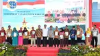 Presiden Jokowi foto bersama usai menyerahkan sertifikat kepada warga Lampung di Gedung Olah Raga (GOR) Way Handak, Kalianda, Lampung Selatan, Minggu (21/1). Jokowi membagikan 3.500 sertifikat. (Liputan6.com/Pool/Laily Rachev-Biro Pers Setpres)