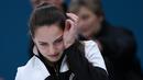 Ekspresi altet Curling dari Rusia Anastasia Bryzgalova saat merayakan kemenangannya usai meraih mendali perunggu dalam Olimpiade Musim Dingin 2018 di Gangneung, Korea Selatan (13/2). (AFP Photo / Wang Zhao)