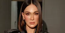 Luna Maya baru-baru ini hadir di acara YSL. Tampilannya pun mencuri perhatian dengan blazer oversize yang gayanya ditata oleh Reva Marchellin. [@kunsoomakeupartist]