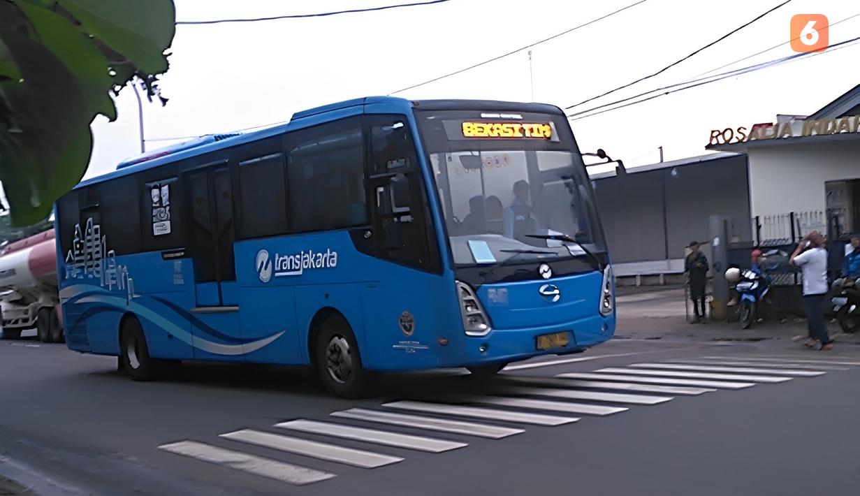 Hino RK-8 biasanya digunakan untuk bus antar kota, maupun pariwisata. Namun siapa sangka, sasis ini digunakan juga untuk armada Transjakarta. Spesifikasinya sama seperti Hino RK-8 pada umumnya yaitu dilengkapi dengan mesin J08E-UF yang sanggup menghasilkan tenaga 260hp dan torsi 745Nm.