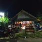 Kedai Kandang Kopi di malam hari. (Liputan6.com/Musthofa Aldo)