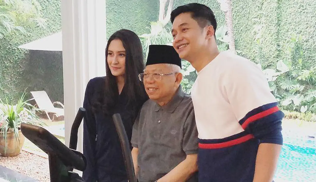 Tak jarang, Adly Fairuz dan sang kekasih, Angbeen Rishi kerap terlihat bersilaturahmi bersama ke rumah pria yang akrab ia panggil Abah ini. (Liputan6.com/IG/@angbeenrishi)
