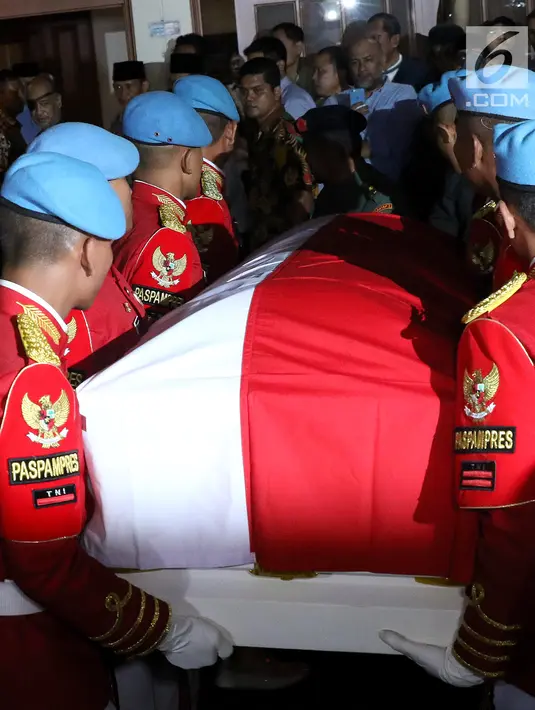 Anggota Paspampres mengangkat peti jenazah Presiden RI ke-3 BJ Habibie saat tiba di rumah duka Patra Kuningan Jakarta, Rabu (11/9/2019). Peti jenazah BJ Habibie diselimuti bendera Merah Putih dan disemayamkan di rumah duka sebelum dimakamkan di TMP Kalibata. (Liputan6.com/Angga Yuniar)