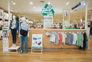 UNIQLO menghadirkan pendekatan berbeda melalui konsep LifeWear. Bukan sekadar pakaian yang nyaman dan stylish, tetapi juga dirancang untuk tahan lama dan relevan digunakan dalam jangka panjang. Filosofi ini menjadi salah satu cara untuk mengurangi konsumsi berlebih sekaligus menekan dampak lingkungan. (foto/dok: uniqlo)