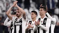 Para pemain Juventus menyapa suporter usai menahan imbang Torino pada laga Serie A di Stadion Allianz, Turin, Jumat (3/5). Kedua klub bermain imbang 1-1. (AFP/Marco Bertorello)