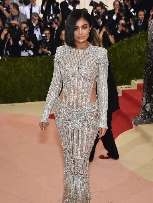 Kehadiran Kylie Jenner di red carpet Met Gala 2016 adalah hal yang paling ditunggu oleh para paparazi. (AFP/Bintang.com)