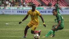 Gelandang Sriwijaya FC, Makan Konate, berusaha melewati bek PSMS Medan, Jajang Sukmara, pada perebutan tempat ketiga Piala Presiden di SUGBK, Jakarta, Sabtu (17/2/2018). PSMS kalah 0-4 dari Sriwijaya. (Bola.com/Vitalis Yogi Trisna)