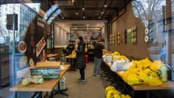 Sebuah restoran menyiapkan pesanan makanan pengiriman selama lockdown atau penguncian wilayah di Melbourne, Kamis (6/8/2020). Negara bagian Victoria, hotspot COVID-19 di Australia, melakukan lockdown dan menutup bisnis ritel sebagai upaya mencegah penyebaran virus corona. (AP Photo/Andy Brownbill)