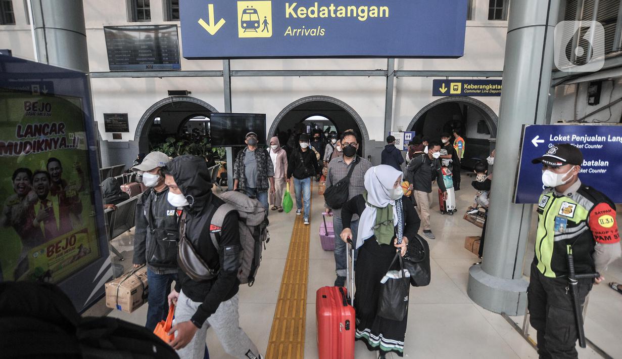 <p>Penumpang kereta api jarak jauh berdesakan ketika antre untuk keluar di Stasiun Pasar Senen, Jakarta Pusat, Senin (9/5/2022). PT Kereta Api Indonesia (KAI) mengungkapkan gelombang arus balik pemudik pada H+7 Lebaran 2022 terpantau masih tinggi. Tercatat sebanyak 40.800 penumpang tiba pada hari Senin ini dikarenakan penundaan waktu sekolah dan pelaksanaan Work From (WFH). (merdeka.com/Iqbal S Nugroho)</p>