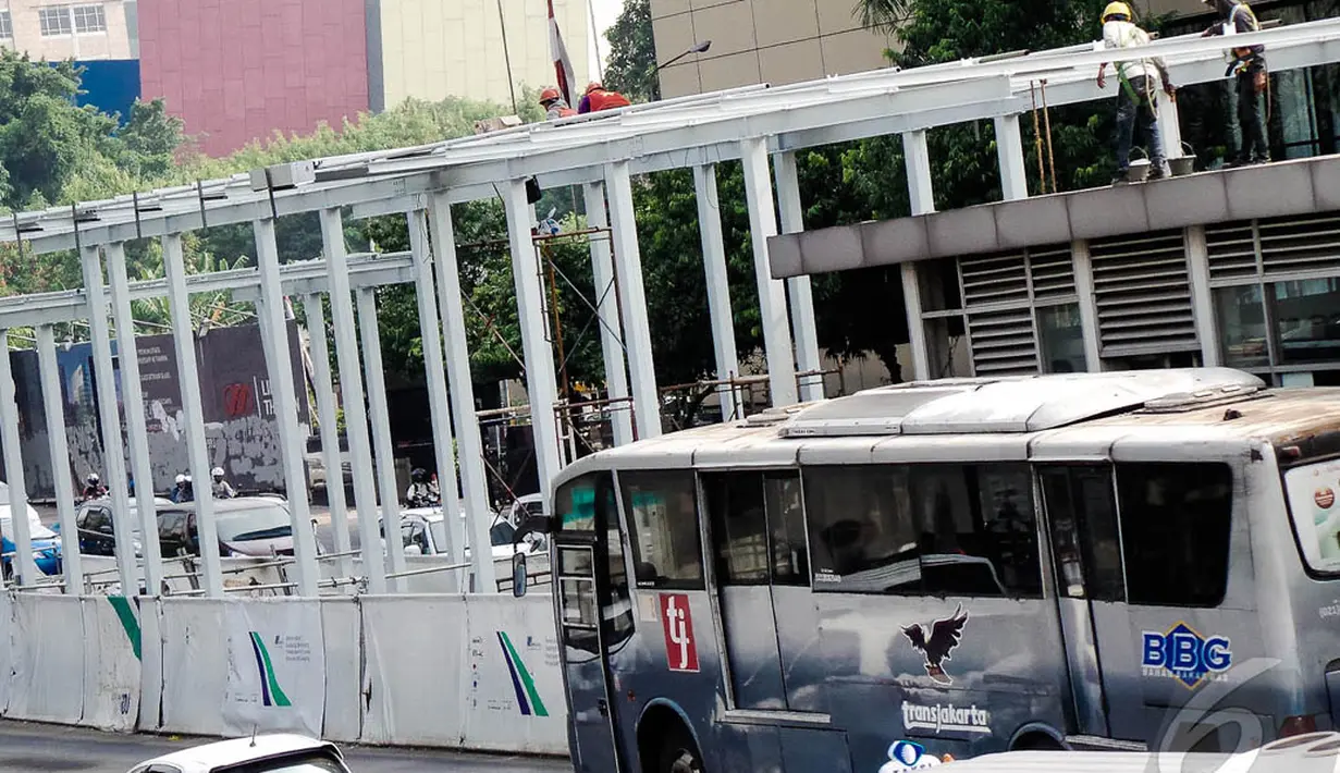 Membeludaknya penumpang di Halte Busway Sarinah karena dibongkarnya sejumlah halte akibat pembangunan proyek MRT, Jakarta, Sabtu (6/9/2014) (Liputan6.com/Faizal Fanani)