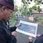 Bupati Banyuwangi Ipuk Fiestiandani saat memantau kondisi jalan yang selesai direhabilitasi di Lingkungan Papring, Kelurahan Kalipuro, Kamis (29/8/2024).