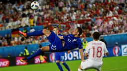 Striker Kroasia, Marko Pjaca, melakukan tendangan salto ke arah gawang Spanyol pada laga Grup D Piala Eropa 2016 di Stade Mahmut-Atlantique, Bordeaux, Rabu (22/6/2016) dini hari WIB. (AFP/Pierre-Philippe Marcou)