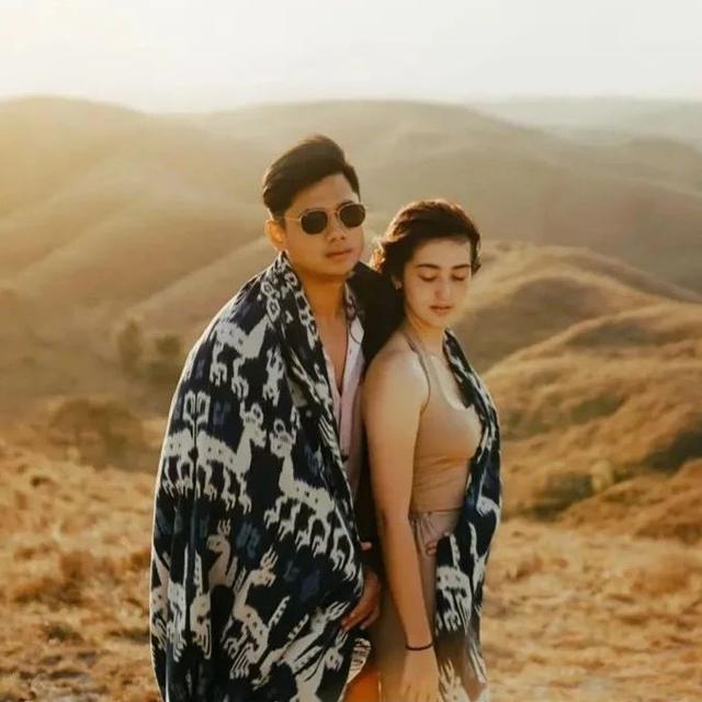 Liburan Bareng, Ini 7 Potret Mesra Ranty Maria dan Rayn Wijaya saat di Sumba