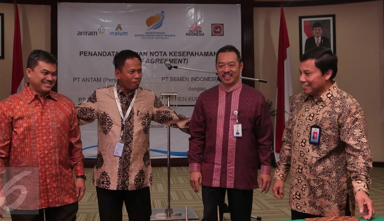 Deputi BUMN Bidang Usaha Pertambangan, Industri Strategis dan Media Fajar Harry Sampurno Fajar Harry Sampurno (kedua kanan) beserta Dirut ANTAM dan INALUM selama penandantangan nota kesepahaman  di Jakarta, Kamis (15/10/2015).  (Liputan6.com/Angga Yuniar)