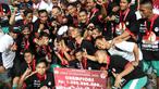 Pemain PMSM Medan merayakan gelar juara Piala Kemerdekaan setelah mengalahkan Persinga Ngawi di final di Stadion Gelora Bung Tomo, Surabaya, Minggu (13/9/2015) malam WIB. (Bola.com/Robby Firly)