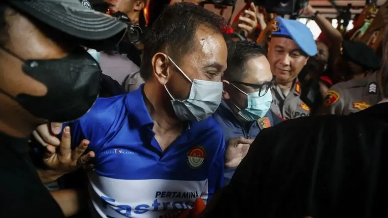 Roy Suryo digiring ke ambulans untuk menjalani pemeriksaan usai ditahan