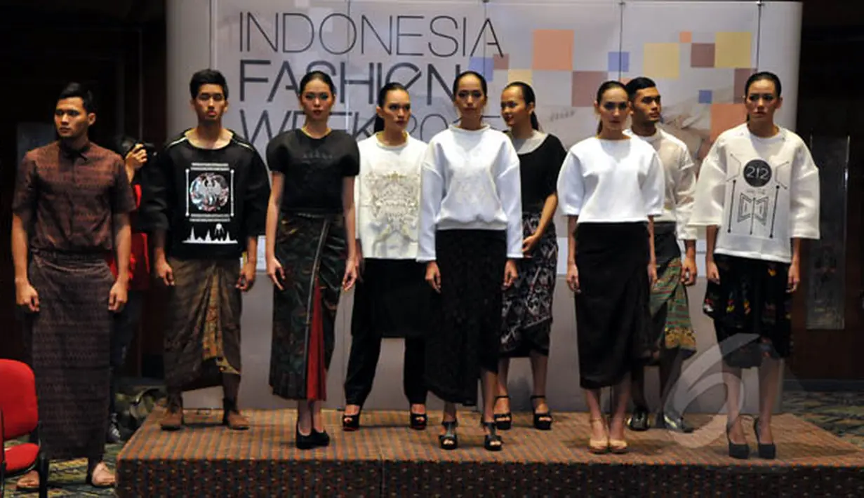 Sejumlah model menampilkan busana sejumlah perancang mode pada acara konferensi pers jelang Indonesia Fashion Week 2015, Jakarta, Selasa (17/2). Indonesia Fashion Week 2015 akan berlangsung di JCC dari 26 Februari-1 Maret. (Liputan6.com/Panji Diksana)
