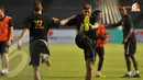 Kapten Liverpool Steven Gerrard melakukan pemanasan di Stadion GBK Jakarta pada Jumat 19 Juli 2013 (Liputan6.com/Helmi Fithriansyah)