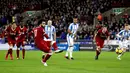 Pemain Liverpool, Mohamed Salah mencetak gol ke gawang Huddersfield Town lewat titik putih pada pertandingan pekan ke-25 Premier League di John Smith's Stadium, Selasa (30/1). Liverpool menghempaskan Huddersfield Town 3-0. (Martin Rickett/PA via AP)