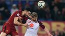Pemain AS Roma, Kostas Manolas (kiri) berusaha menyundul bola dari pemain Torino, Cristian Ansaldi pada laga Serie A di Olympic Stadium, Roma, (9/3/2018). Roma menang 3-0. (AFP/Filippo Monteforte)