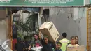 Sejumlah warga Kampung Pulo Jakarta Timur mengangkut dan memindahkan barang pasca penggusuran, Jumat (21/8/2015). Pemprov DKI Jakarta merelokasi pemukiman padat di bantaran Kali Ciliwung ke Rusunawa Jatinegara. (Liputan6.com/Helmi Fithriansyah)