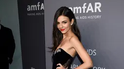Aktris Victoria Justice berpose saat menghadiri Gala amfAR New York AIDS 2019 di Cipriani Wall Street, Rabu (6/2). (Photo by Evan Agostini/Invision/AP)