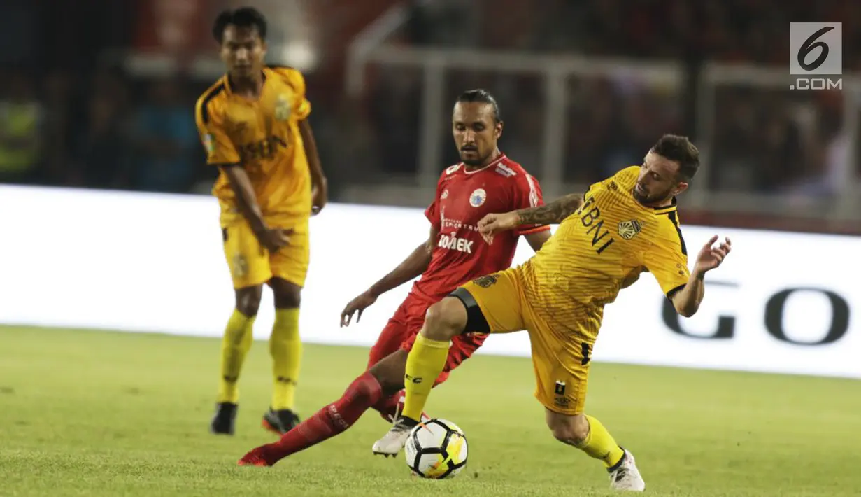 Gelandang Persija, Rohit Chand (tengah) berebut bola dengan pemain Bhayangkara FC saat bertanding pada laga pembuka Liga 1 2018 di SUGBK, Jakarta, Jumat (23/3). Pertandingan berakhir dengan skor kacamata. (Bola.com/Teguh Iman Mulia)