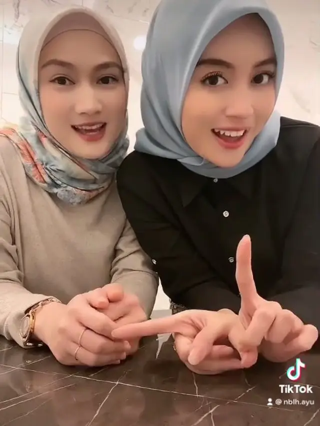 Tampil Kompak Behijab, Ini 7 Nabilah Ayu dan Melody Laksani yang Curi Perhatian